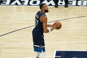 一柱擎天！戈贝尔7投6中砍下14分19篮板2盖帽 不过罚球7中2