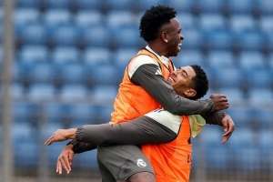 道歉后回归训练！皇马官方晒照：维尼修斯与贝林厄姆激情熊抱