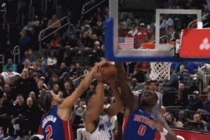 康宁汉姆帽翻贝恩出界 裁判给魔术球权&活塞挑战球权失败