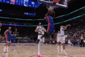 气势汹汹！斯图尔特空切接康宁汉姆突破分球完成双手暴扣