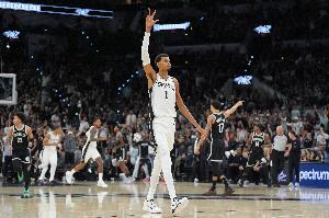 这让人咋玩！文班防守左手摘帽+快攻一条龙上篮打板上进！