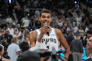 担心被隔扣不？文班：除非我被隔次数超过盖帽数 但这一天不会来