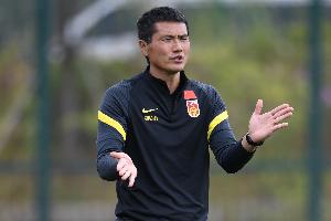 记者谈邵佳一：连续逼平海港的教练不多，若更多沉淀再带国足更好