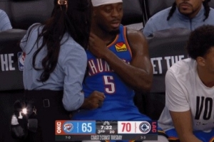 疑似肩膀不适！被换下场的多特晃动自己右肩 随后返回更衣室