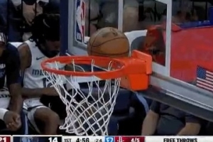 略尴尬！杜兰特使出招牌翻身跳投 但球卡到篮脖子上了
