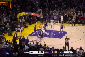 马刺湖人裁判报告：马刺最后0.04秒误获球权 球由凯尔登碰出底线