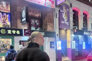 品尝中华美食！哈兰德社媒晒漫步街头+吃烧腊照片：比赛日第二天