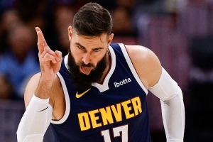 三分2中2你敢信？瓦兰上半场8分钟4中3砍下8分2篮板