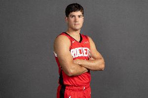 解说：马刺防守展现了非常出色纪律性 谢泼德能拿球还有投篮威胁