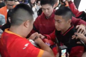 荣耀返渝！重庆铜梁龙冲超成功，球迷热情接机人山人海