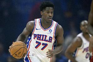 一飞冲天！埃奇库姆持球直杀内线 腾空暴起双手灌筐