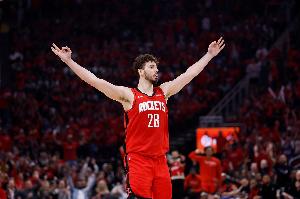 申京赛季至今第4次砍下至少20分10板5助 仅次于约基奇和字母哥