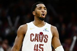 手感冰凉！米切尔半场11投仅3中拿到7分 三分7中1