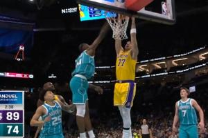 哥们你谁？东契奇闪电钻人缝过人突然暴起双手大力灌篮！