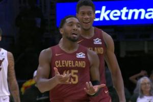 双加时走起？米切尔底角超级高难度三分落袋 轰平热火