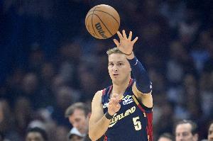 连珠炮！梅里尔末节连中四记三分帮助骑士追平比分