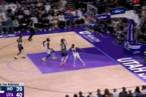 轻敌了吧！马尔卡宁反击起三步试图上篮 内史密斯追防钉板大帽