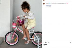 偷穿乔治娜高跟鞋C罗祝二女儿8岁生日快乐：爸爸非常爱你！