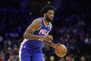 又双叒伤了？纳斯：恩比德在训练中表示右膝酸痛 将接受影像检查