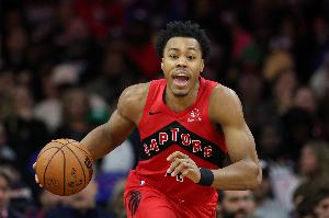 不服是吧？斯科蒂·巴恩斯4犯休息 替补席继续不满吃T