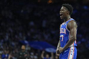 此路不通！埃奇库姆守护篮筐 高高跃起大帽拒绝杰伦-布朗扣篮