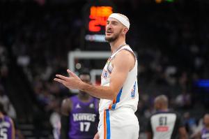 冠军后卫防守！卡鲁索6中3得8分2板3助&三分3中2 5断抢懵勇士