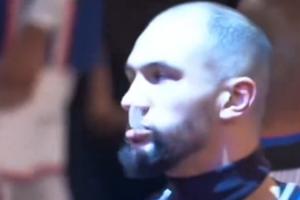 这造型还挺别致！杰伦·萨格斯直接把头带戴脖子上就上场了~