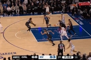 想往哪里逃！哈特溜底线试图反篮 萨格斯身后瞅准血腥钉板大帽！