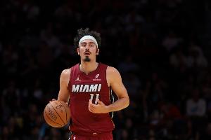 持续发力！哈克斯强攻打成2+1 约维奇妙传助德鲁·史密斯拉杆打中