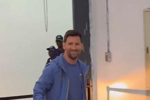 客战安哥拉！阿根廷队已抵达体育场，梅西下大巴车后微微一笑