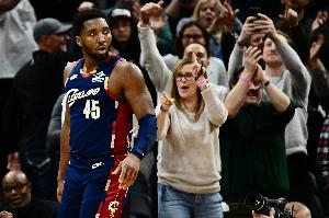 效率不高！米切尔18中7&17罚15中空砍31+6+6 7次失误&正负值-18