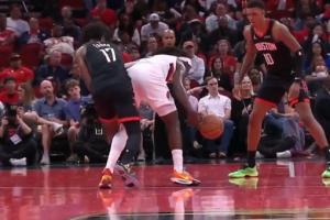 有点不妙！伊森受伤瞬间：被霍勒迪顶到了左膝盖