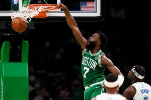 杰伦·布朗中距离命中数领先全联盟！中投命中率达53.2%！