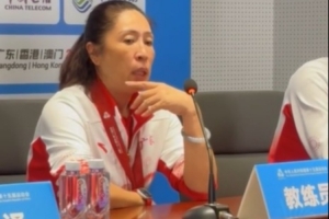 郑薇：杨力维姐妹处理完父亲后事的第一天就归队 迪拉娜带伤出战