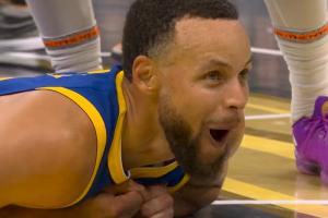 拿到罚球！库里反击强攻打中还被犯规获得加罚 打成2+1