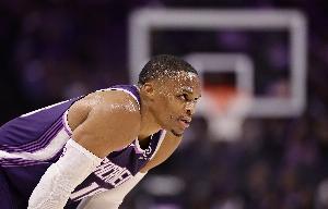 时光的痕迹！施罗德上篮不进 威少冲抢前场篮板要补却被篮筐帽掉