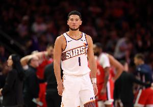 美记：太阳队没有传统控卫也能运转很好 布克回到了几年前的状态