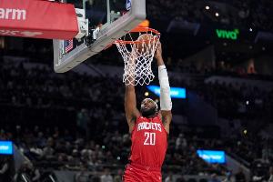 杀疯了！奥科吉反击跟进暴扣+底角三分+抢断反击再暴扣 连砍7分！