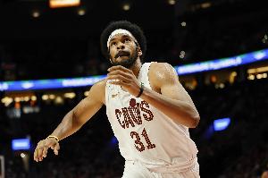 攻防压制！贾勒特·阿伦跟进单臂隔扣JJJ 随后又帽掉JJJ上篮！