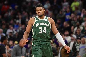 彻底断电！雄鹿次节最后8分钟无运动战进球 被湖人打出25-5攻击波