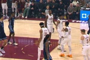 开场就是高难度！米切尔借掩护挂着韦尔斯命中打板三分还加罚！