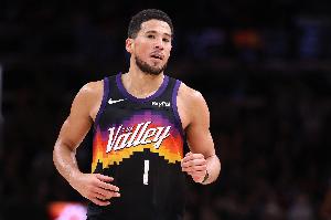 外线手感冰凉！布克23中10&三分6中0 得到27分2板7助