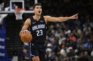 高效输出！席尔瓦半场7中5拿到12分3板1助2断 次节连拿7分