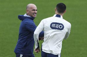 TA发问：C罗停赛球队9-1大胜，马丁内斯是否会提前开启后C罗时代