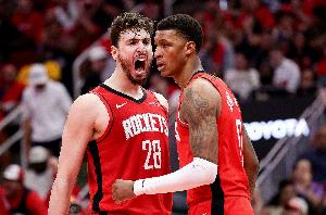 苦苦追赶！申京送妙传 小贾巴里·史密斯接球顺下起飞暴扣