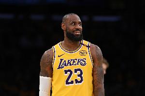 湖记：詹姆斯在训练中大声指挥防守轮转和对位 把声音都喊哑了