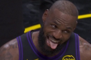 嗨了！詹姆斯第10个助攻打停爵士之后吐舌头&大笑庆祝